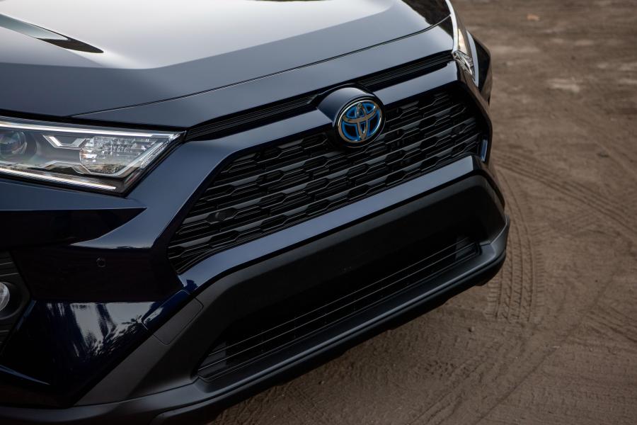 Детали экстерьера Toyota RAV4 XLE Hybrid 2018 года  (NA) (фото 7 из 26)